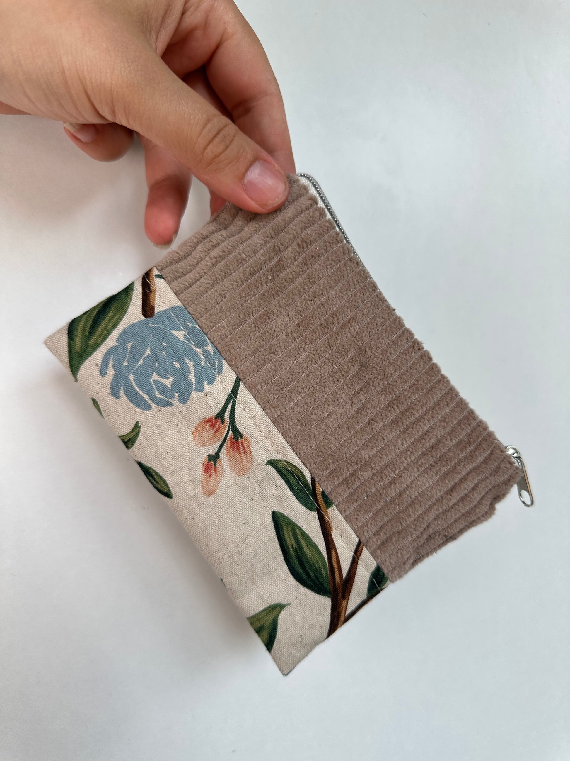 Handgefertigtes Täschchen aus Baumwolle und Cord als Reisetaschen Organizer