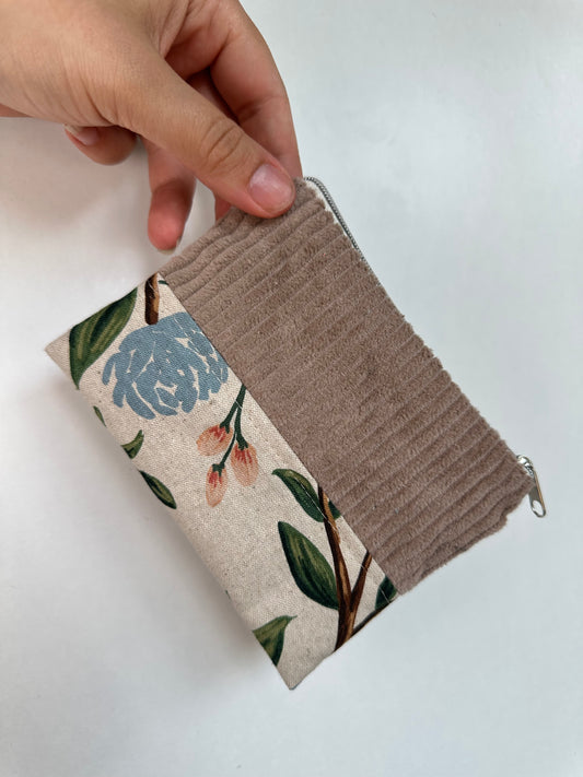 Handgefertigtes Täschchen aus Baumwolle und Cord als Reisetaschen Organizer