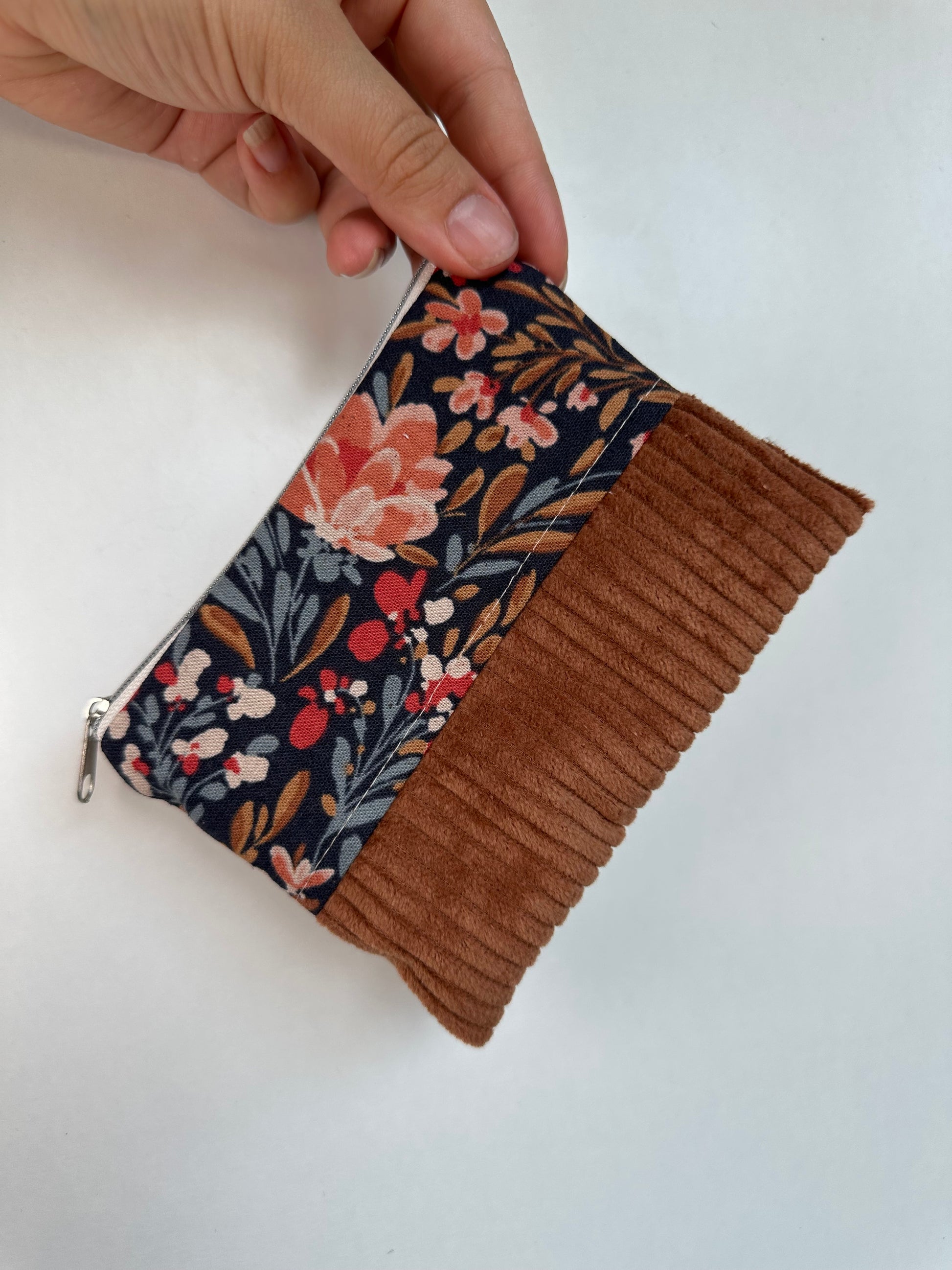Handgefertigtes Täschchen aus Baumwolle und Cord als Reisetaschen Organizer