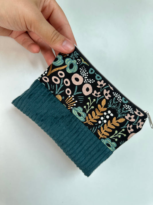 Handgefertigtes Täschchen aus Baumwolle und Cord als Reisetaschen Organizer