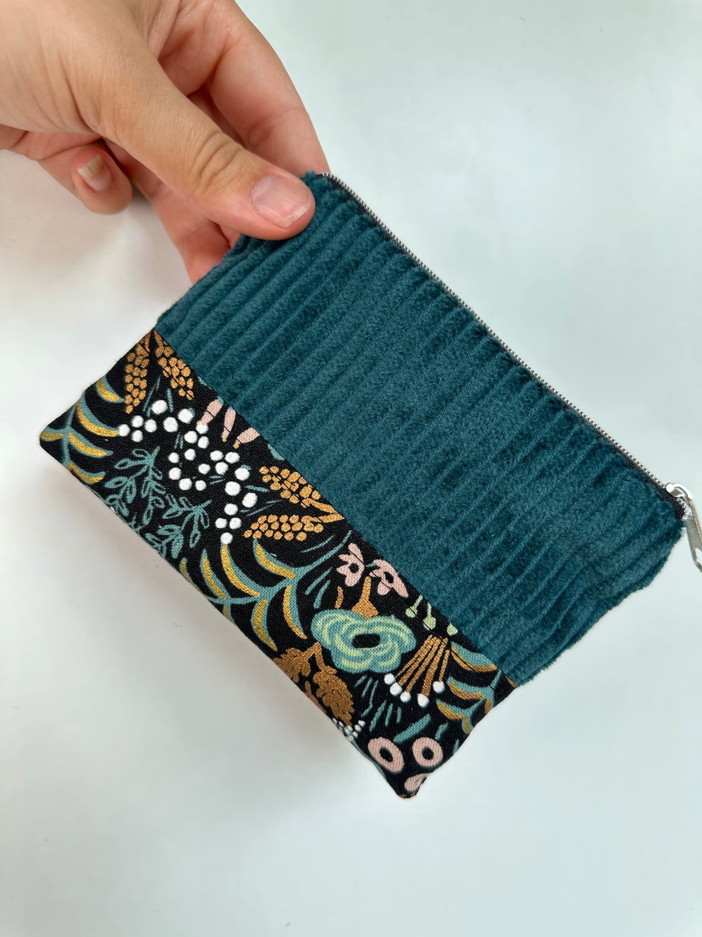 Handgefertigtes Täschchen aus Baumwolle und Cord als Reisetaschen Organizer