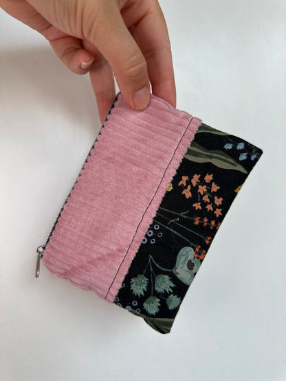 Handgefertigtes Täschchen aus Baumwolle und Cord als Reisetaschen Organizer