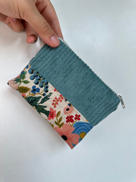 Handgefertigtes Täschchen aus Baumwolle und Cord als Reisetaschen Organizer