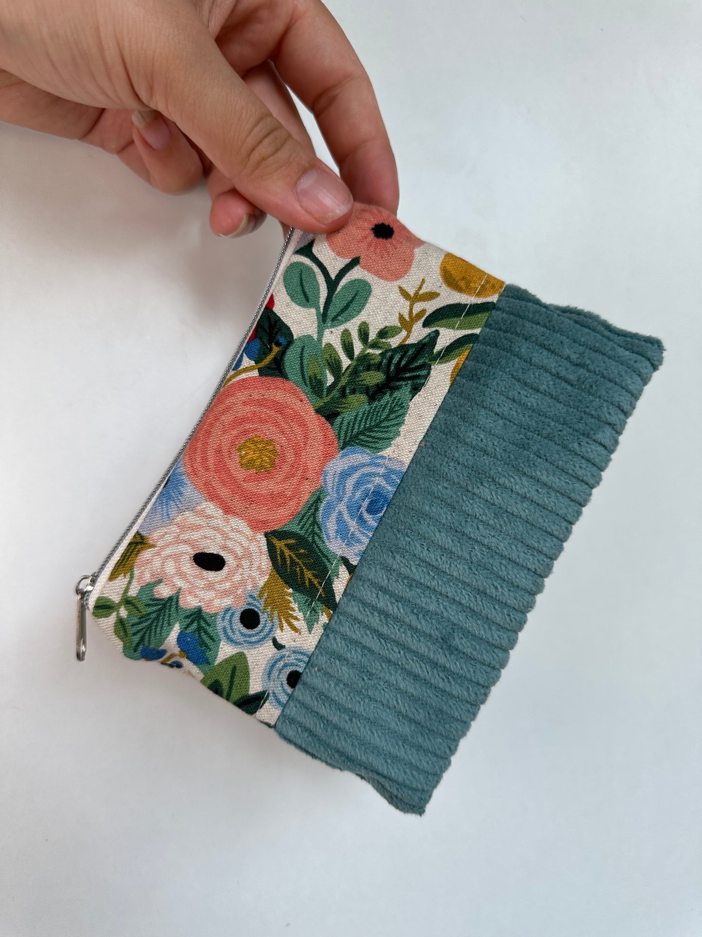 Handgefertigtes Täschchen aus Baumwolle und Cord als Reisetaschen Organizer