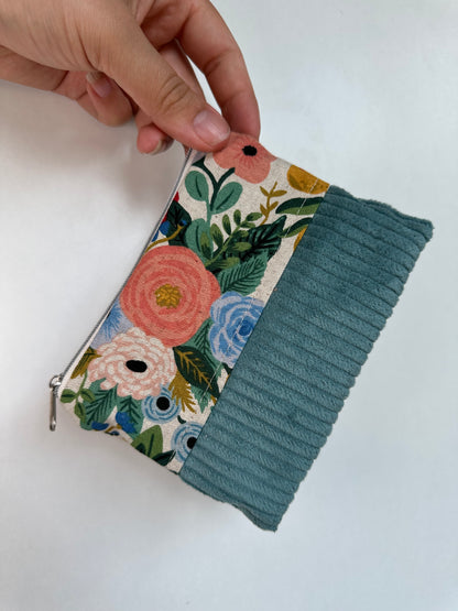 Handgefertigtes Täschchen aus Baumwolle und Cord als Reisetaschen Organizer