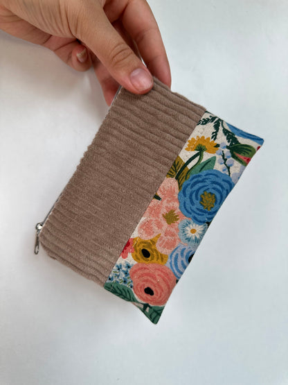 Handgefertigtes Täschchen aus Baumwolle und Cord als Reisetaschen Organizer