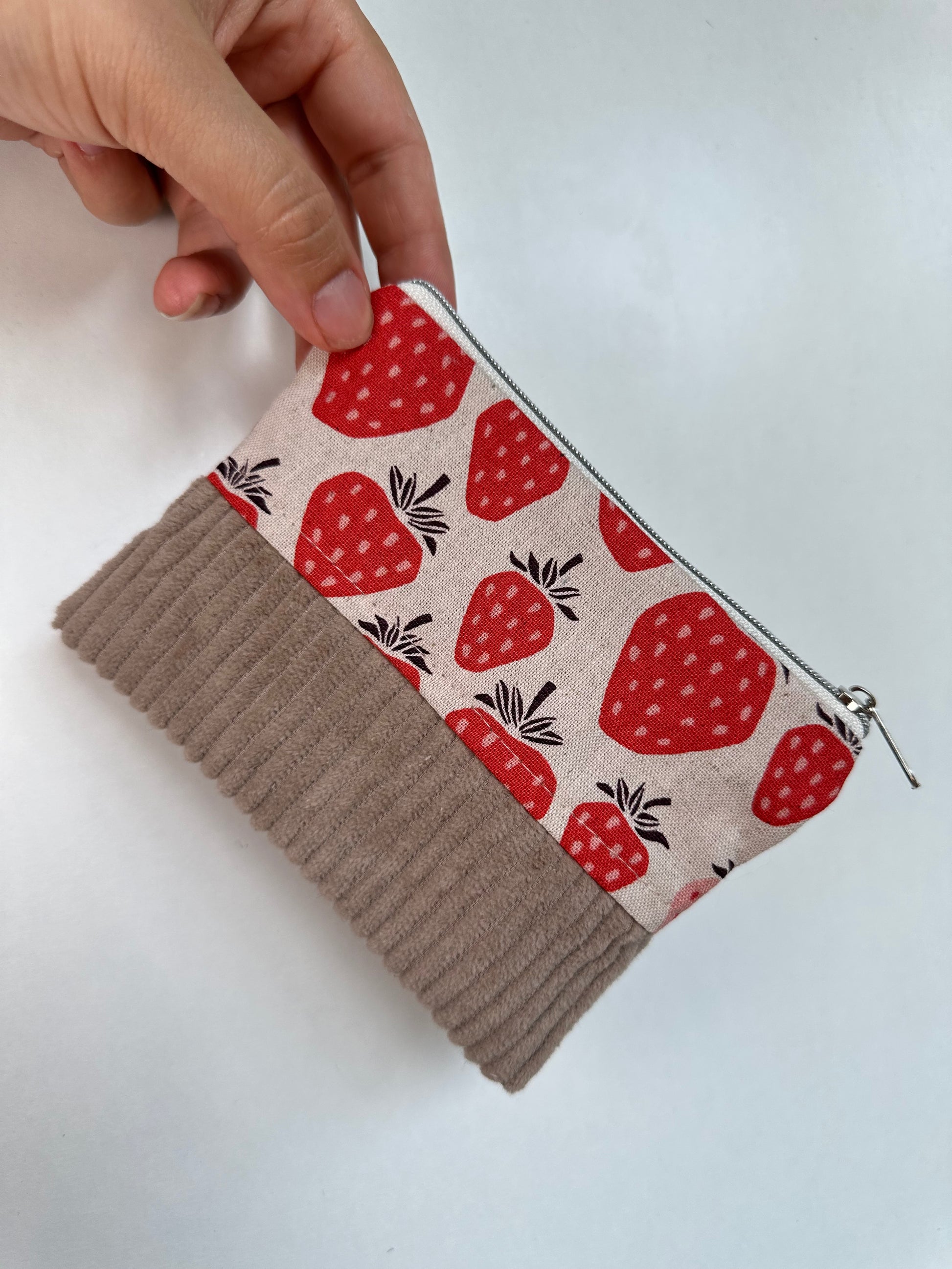Handgefertigtes Täschchen aus Baumwolle und Cord als Reisetaschen Organizer