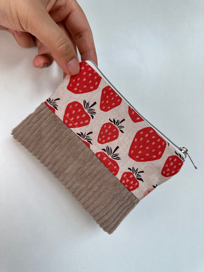 Handgefertigtes Täschchen aus Baumwolle und Cord als Reisetaschen Organizer