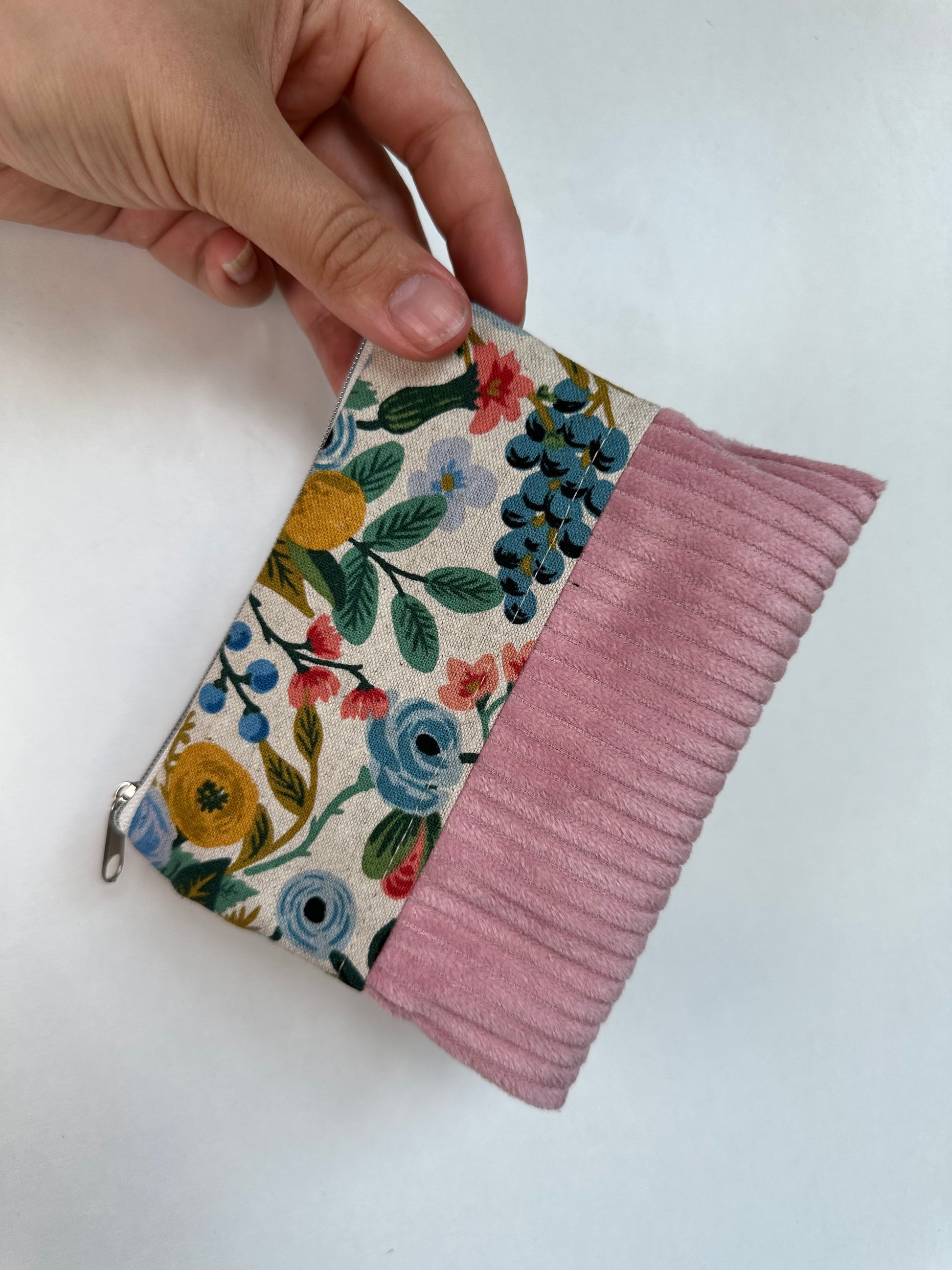 Handgefertigtes Täschchen aus Baumwolle und Cord als Reisetaschen Organizer