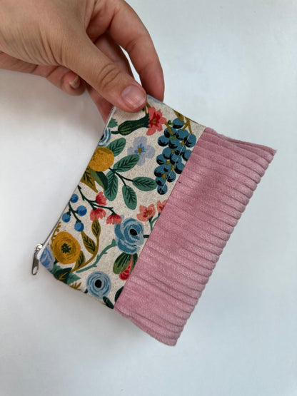 Handgefertigtes Täschchen aus Baumwolle und Cord als Reisetaschen Organizer