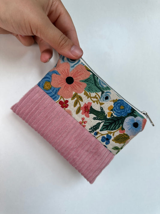 Handgefertigtes Täschchen aus Baumwolle und Cord als Reisetaschen Organizer