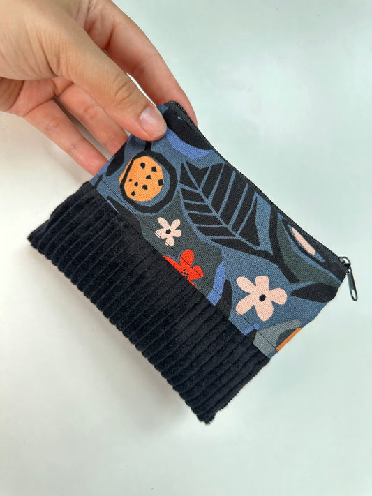Handgefertigtes Täschchen aus Canvas und Cord als Organizer-Täschchen