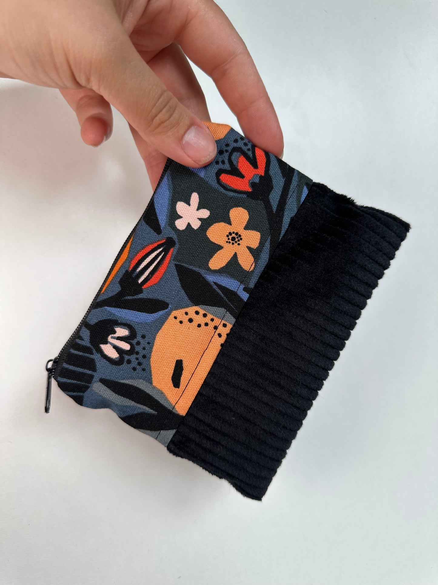 Handgefertigtes Täschchen aus Canvas und Cord als Organizer-Täschchen