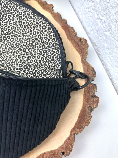 XL Bauchtasche aus Cord Stoff in schwarz mit Leomuster mit Innentasche