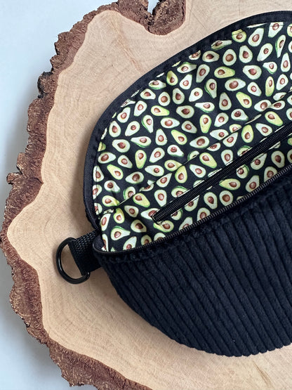 Midi Bauchtasche aus Cord in schwarz mit Avocado Muster -  madebyaevva