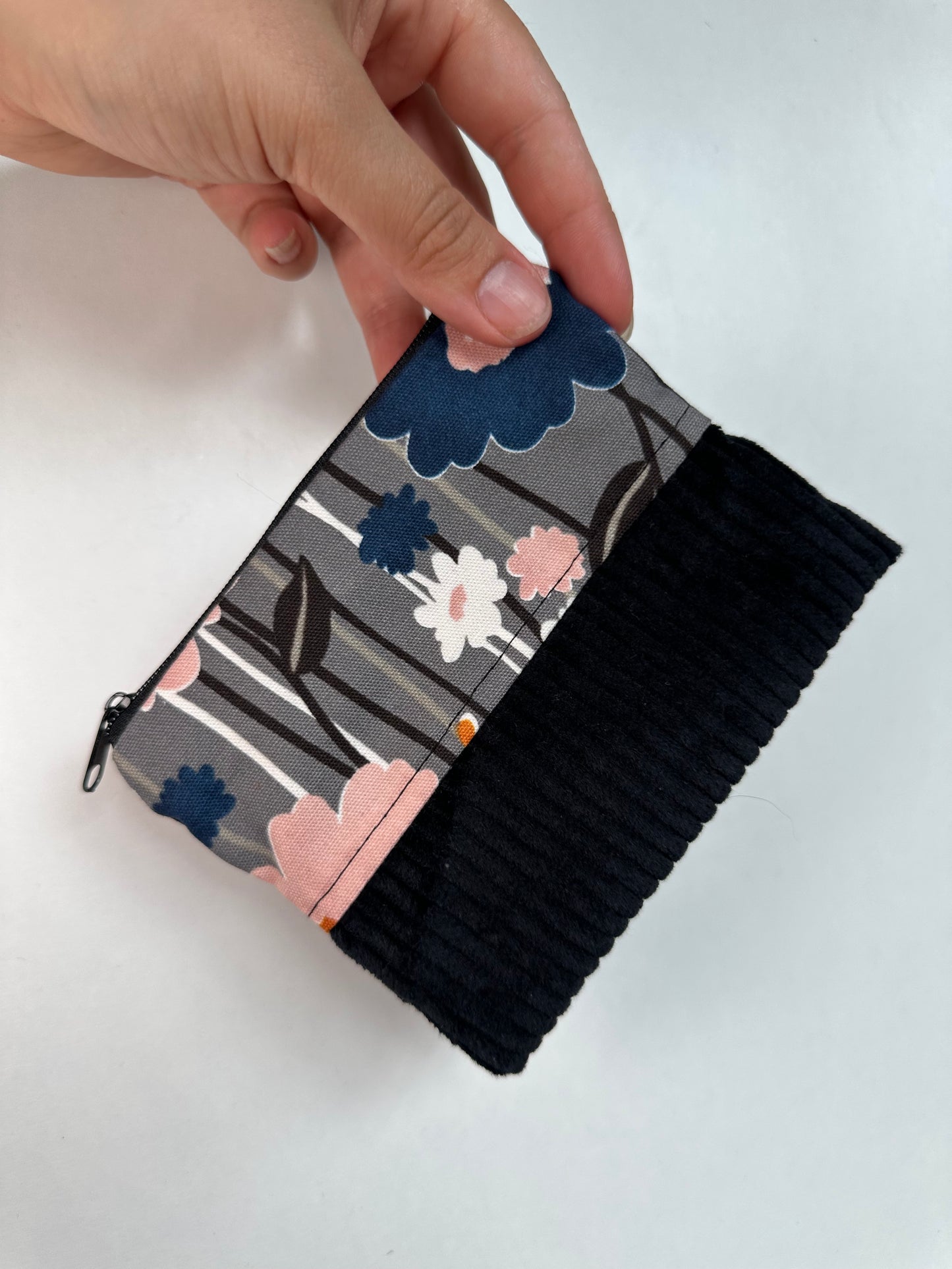 Handgefertigtes Täschchen aus Canvas und Cord als Organizer-Täschchen