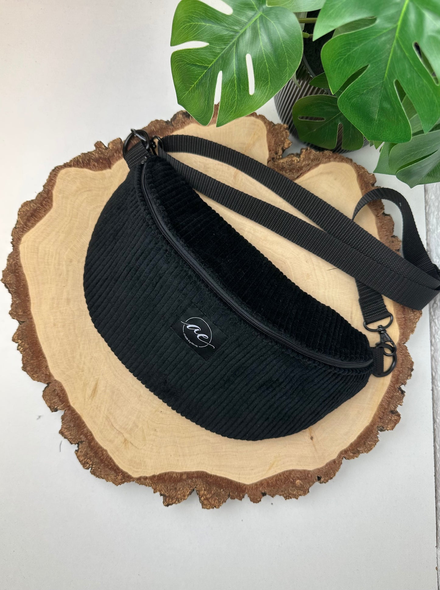 Große XL Bauchtasche aus Cord Stoff in schwarz mit Blumenmuster und Innentasche - Für Alltag und Freizeit