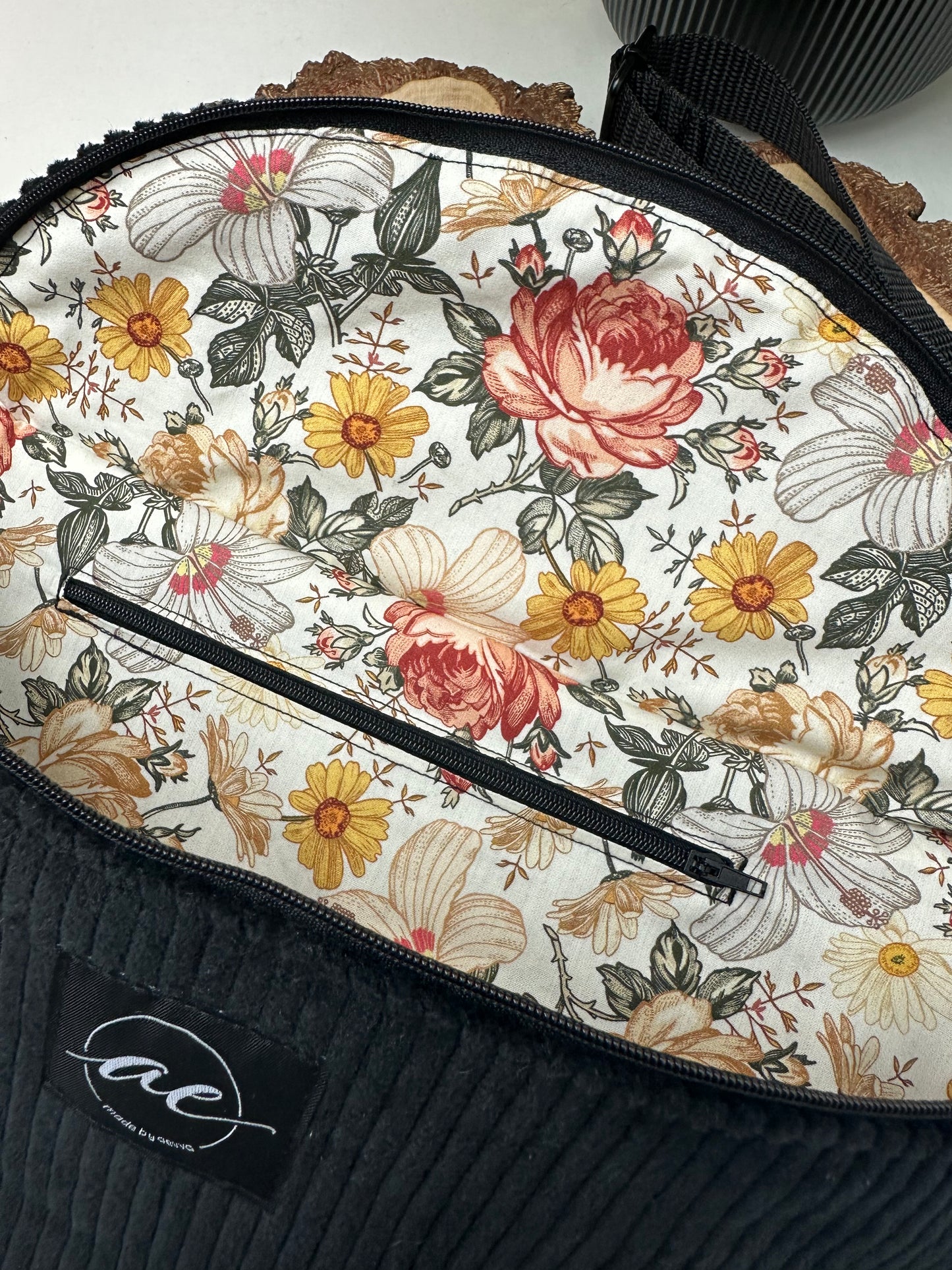 Große XL Bauchtasche aus Cord Stoff in schwarz mit Blumenmuster und Innentasche - Für Alltag und Freizeit