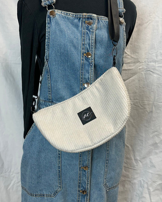 Handgemachte Half Moon Bag aus Cord in Natur / hellem beige – Einzigartige und Stilvolle Taschen - madebyaevva