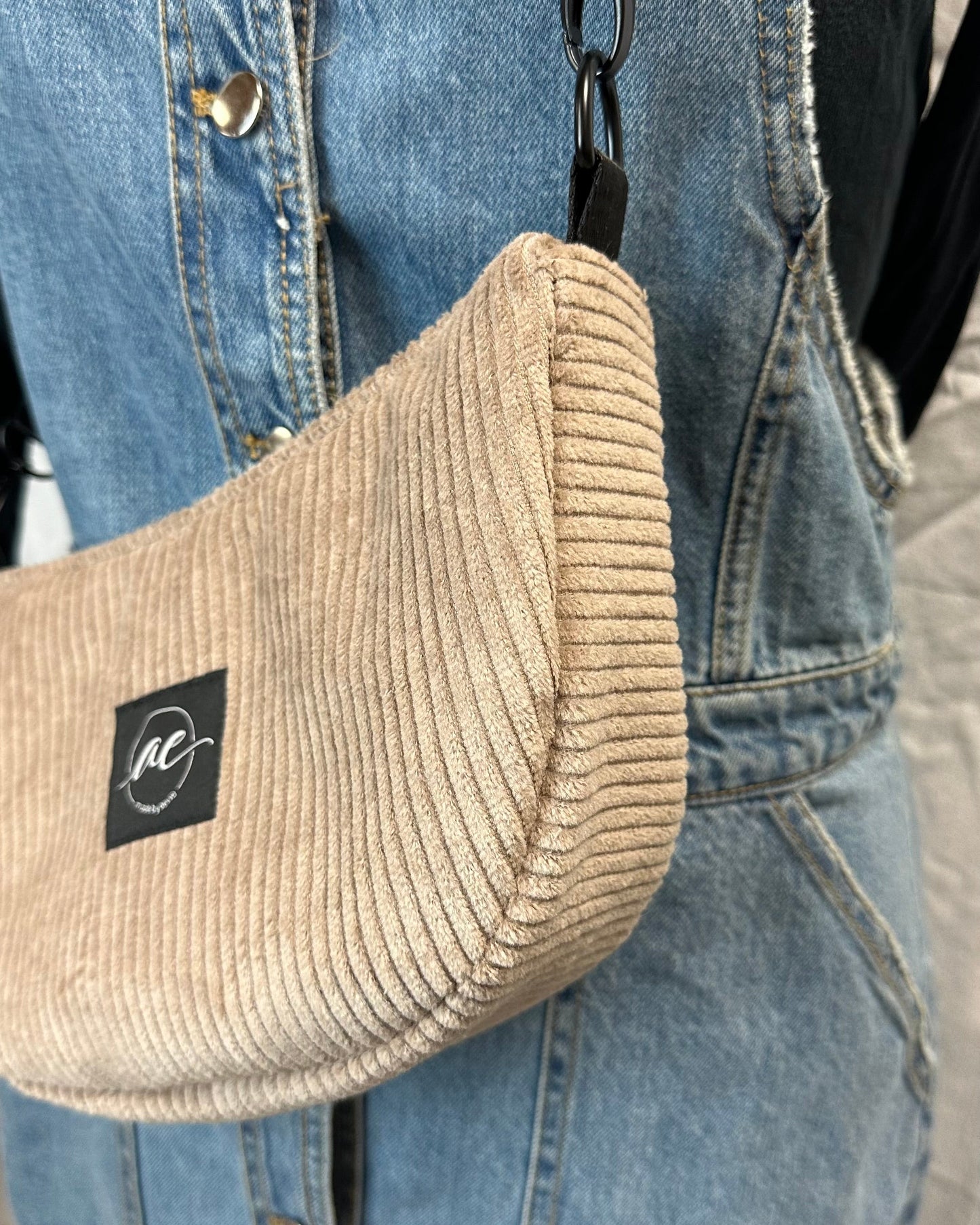 Handgemachte Half Moon Bag aus Cord in beige – Einzigartige und Stilvolle Taschen - madebyaevva