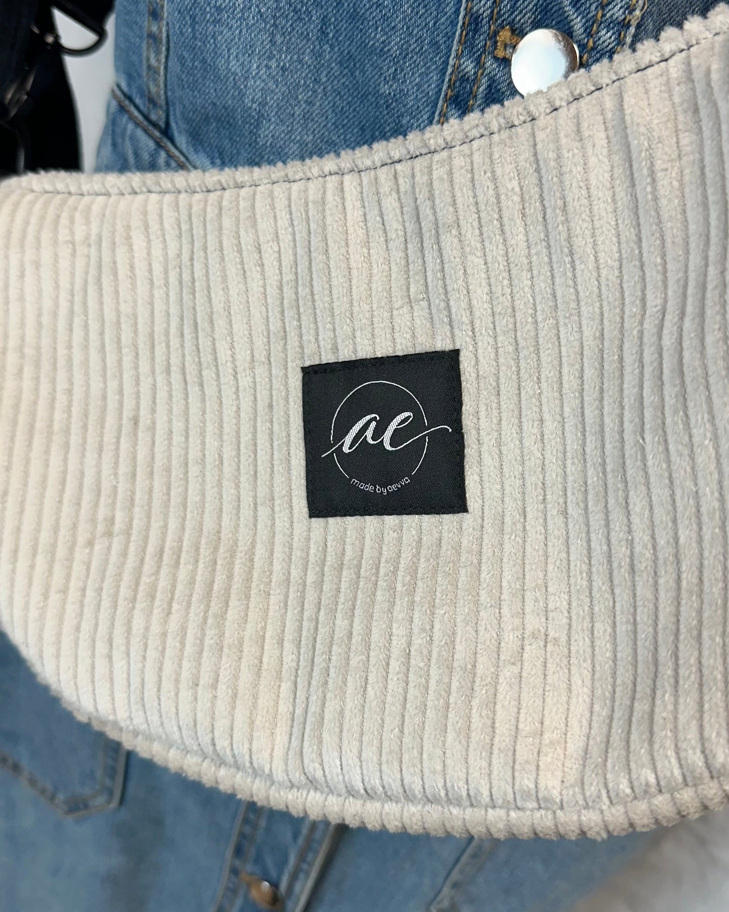 Handgemachte Half Moon Bag aus Cord in Natur / hellem beige – Einzigartige und Stilvolle Taschen - madebyaevva