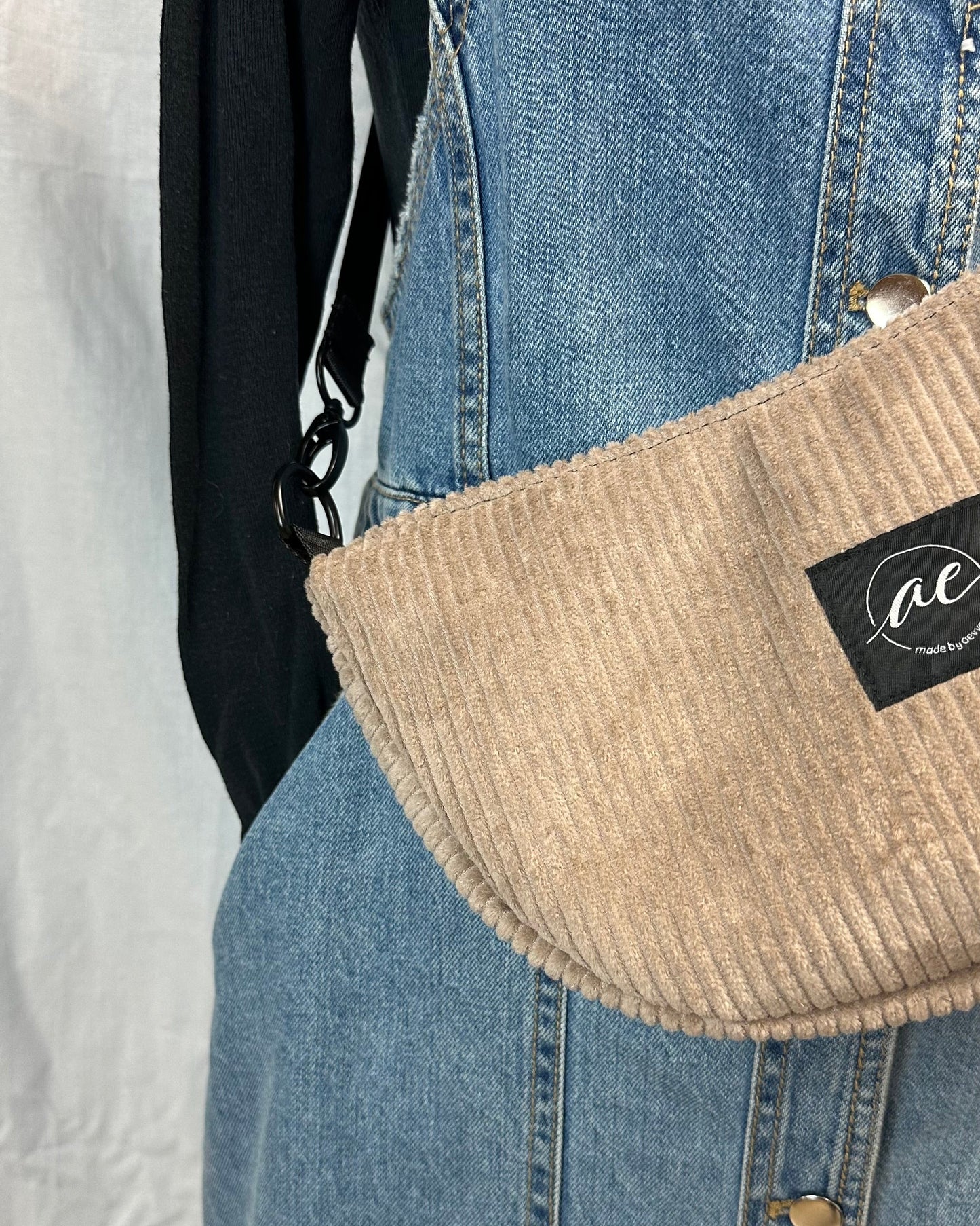 Handgemachte Half Moon Bag aus Cord in beige – Einzigartige und Stilvolle Taschen - madebyaevva