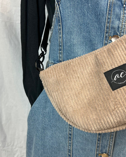 Handgemachte Half Moon Bag aus Cord in beige – Einzigartige und Stilvolle Taschen - madebyaevva