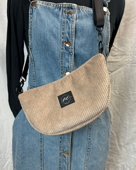 Handgemachte Half Moon Bag aus Cord in beige – Einzigartige und Stilvolle Taschen - madebyaevva