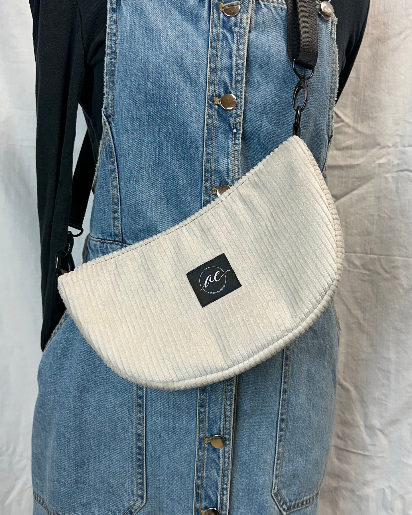 Handgemachte Half Moon Bag aus Cord in Natur / hellem beige – Einzigartige und Stilvolle Taschen - madebyaevva