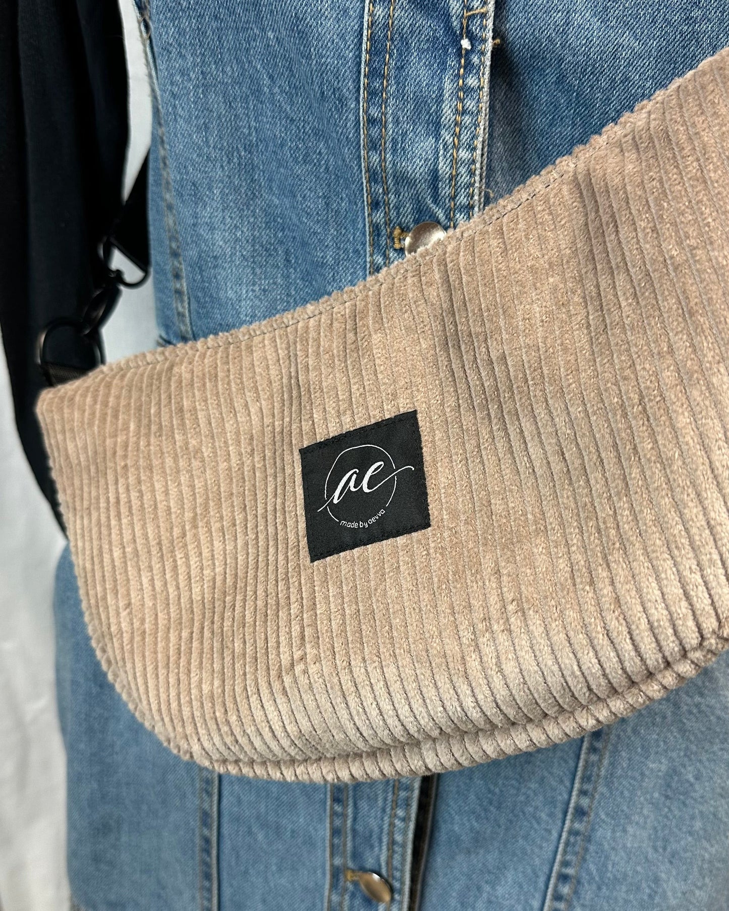 Handgemachte Half Moon Bag aus Cord in beige – Einzigartige und Stilvolle Taschen - madebyaevva