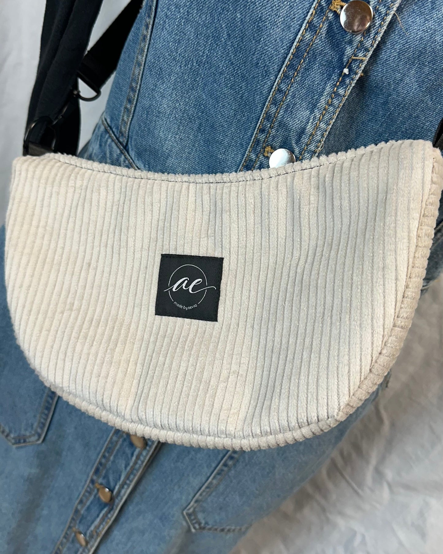 Handgemachte Half Moon Bag aus Cord in Natur / hellem beige – Einzigartige und Stilvolle Taschen - madebyaevva