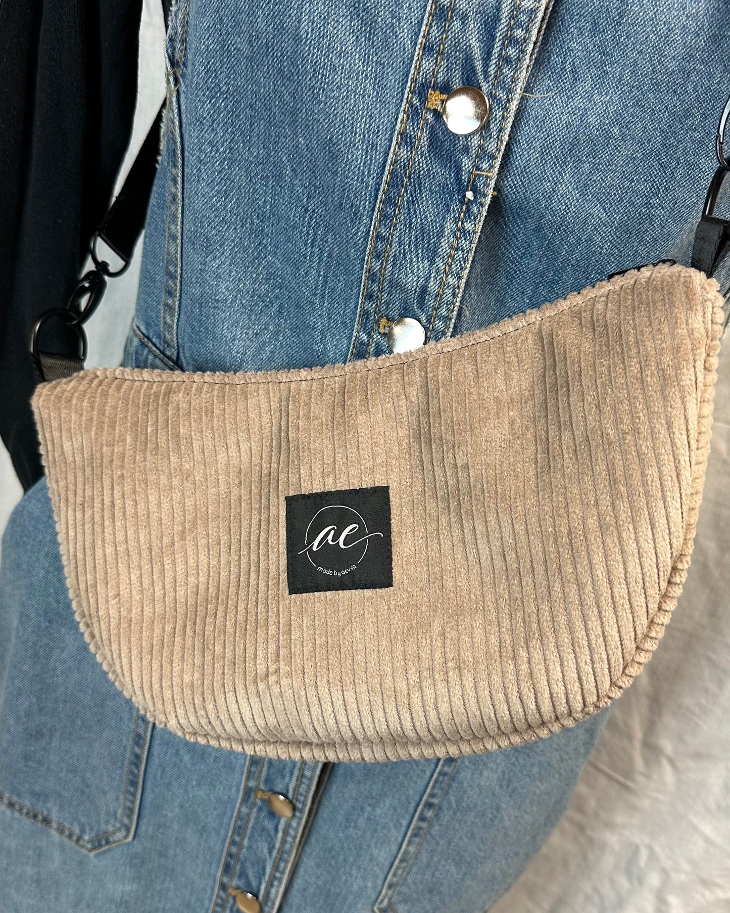 Handgemachte Half Moon Bag aus Cord in beige – Einzigartige und Stilvolle Taschen - madebyaevva