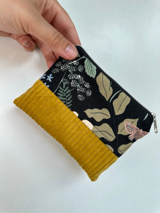 Handgefertigtes Täschchen aus Baumwolle und Cord als Reisetaschen Organizer