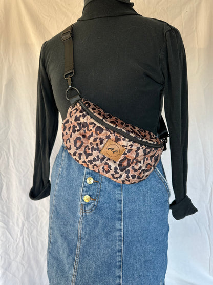 Midi Bauchtasche in elegantem Leo-Look