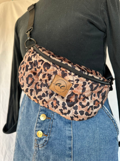 Midi Bauchtasche in elegantem Leo-Look