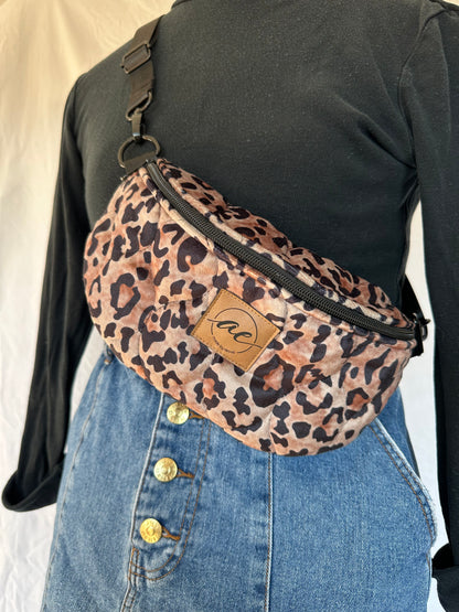Midi Bauchtasche in elegantem Leo-Look