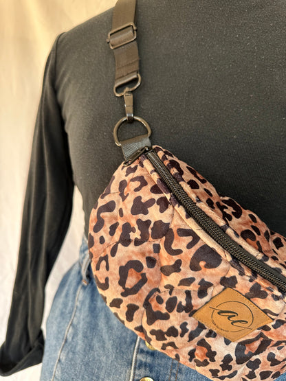 Midi Bauchtasche in elegantem Leo-Look