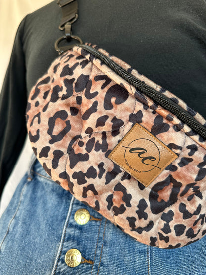 Midi Bauchtasche in elegantem Leo-Look