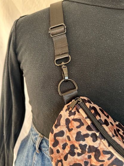Midi Bauchtasche in elegantem Leo-Look