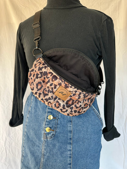 Midi Bauchtasche in elegantem Leo-Look
