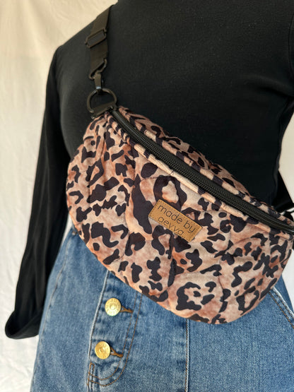 Midi Bauchtasche in elegantem Leo-Look