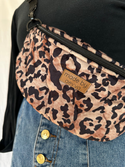 Midi Bauchtasche in elegantem Leo-Look