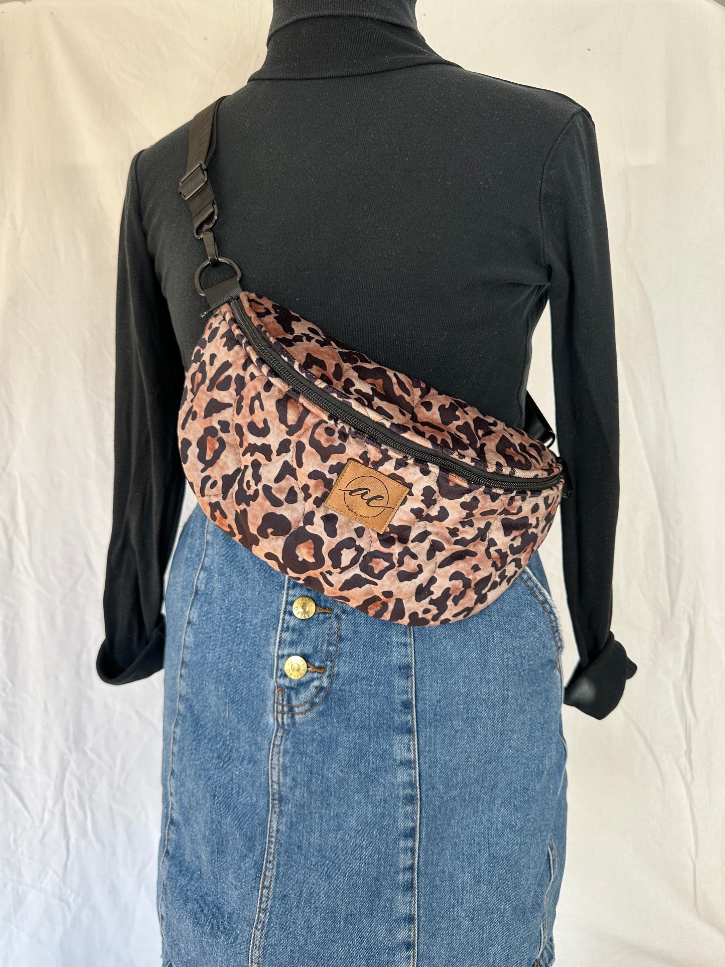 XL Bauchtasche Leo-Look