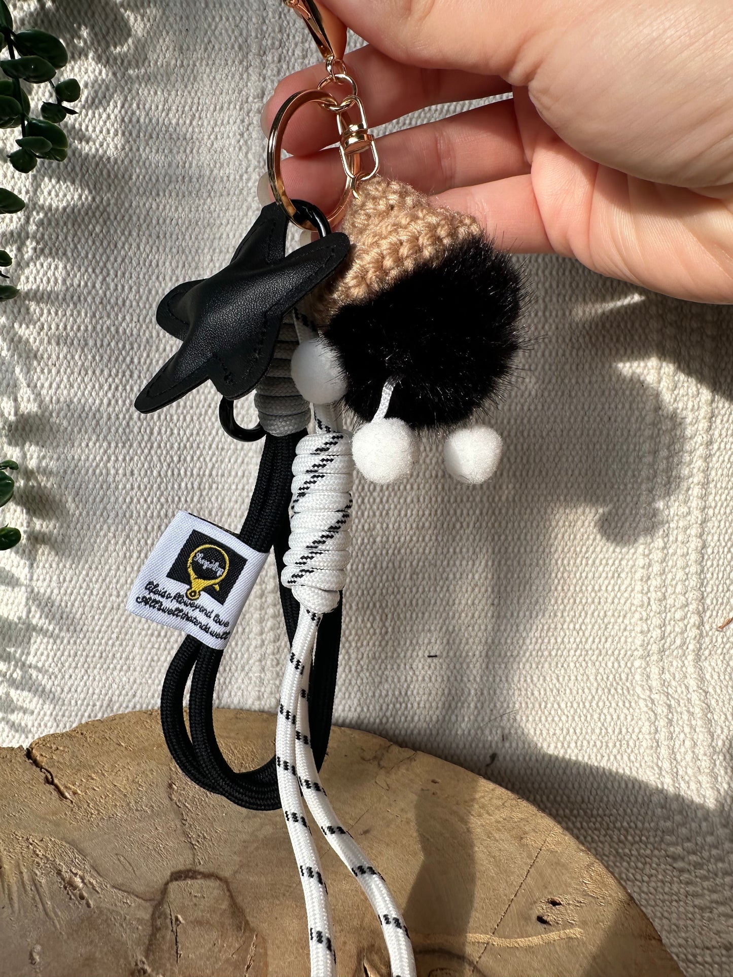 Schwarzes Knäul mit Stern - Schlüsselanhänger