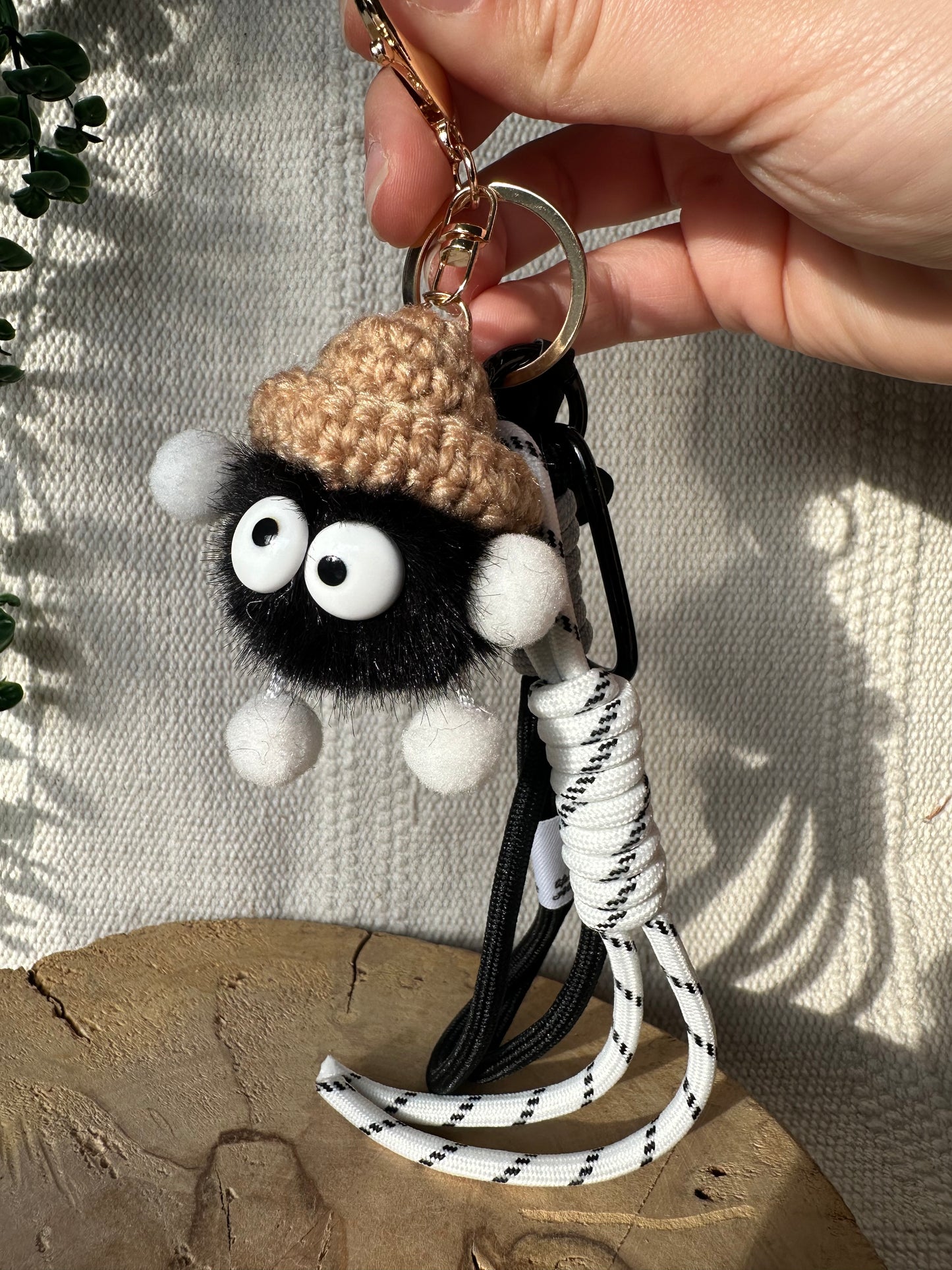 Schwarzes Knäul mit Stern - Schlüsselanhänger