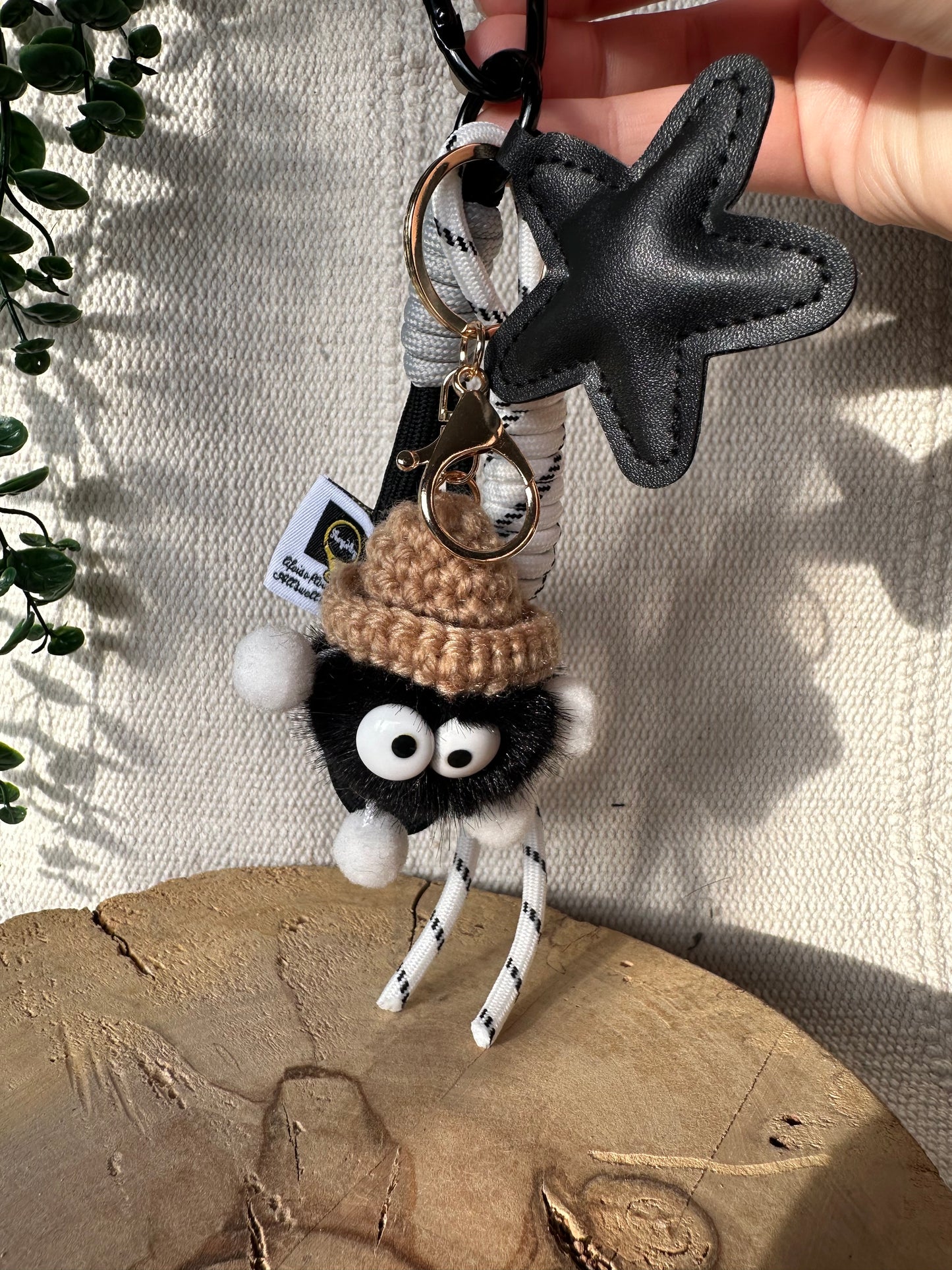 Schwarzes Knäul mit Stern - Schlüsselanhänger