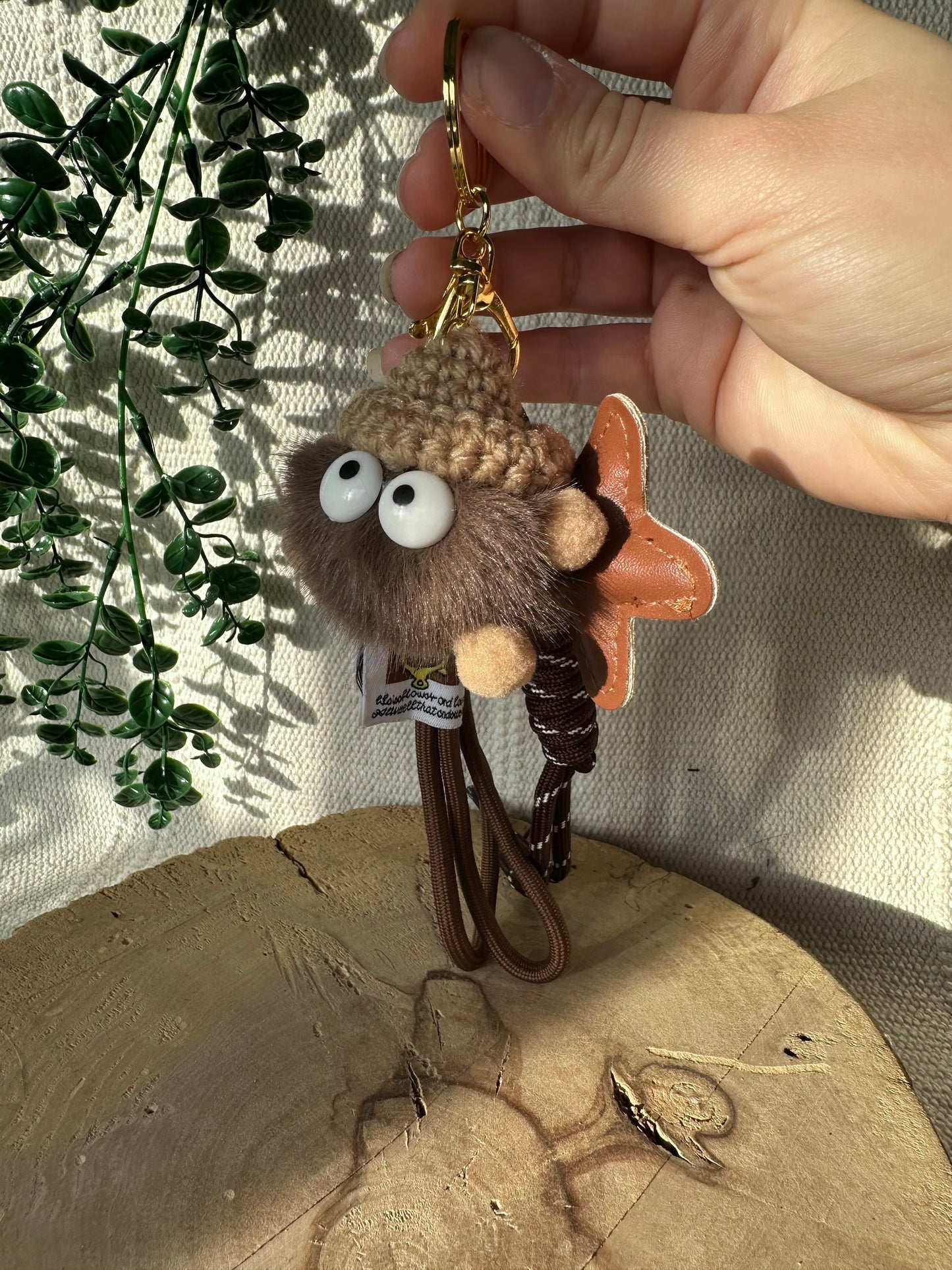 Braunes Knäul mit Stern - Schlüsselanhänger