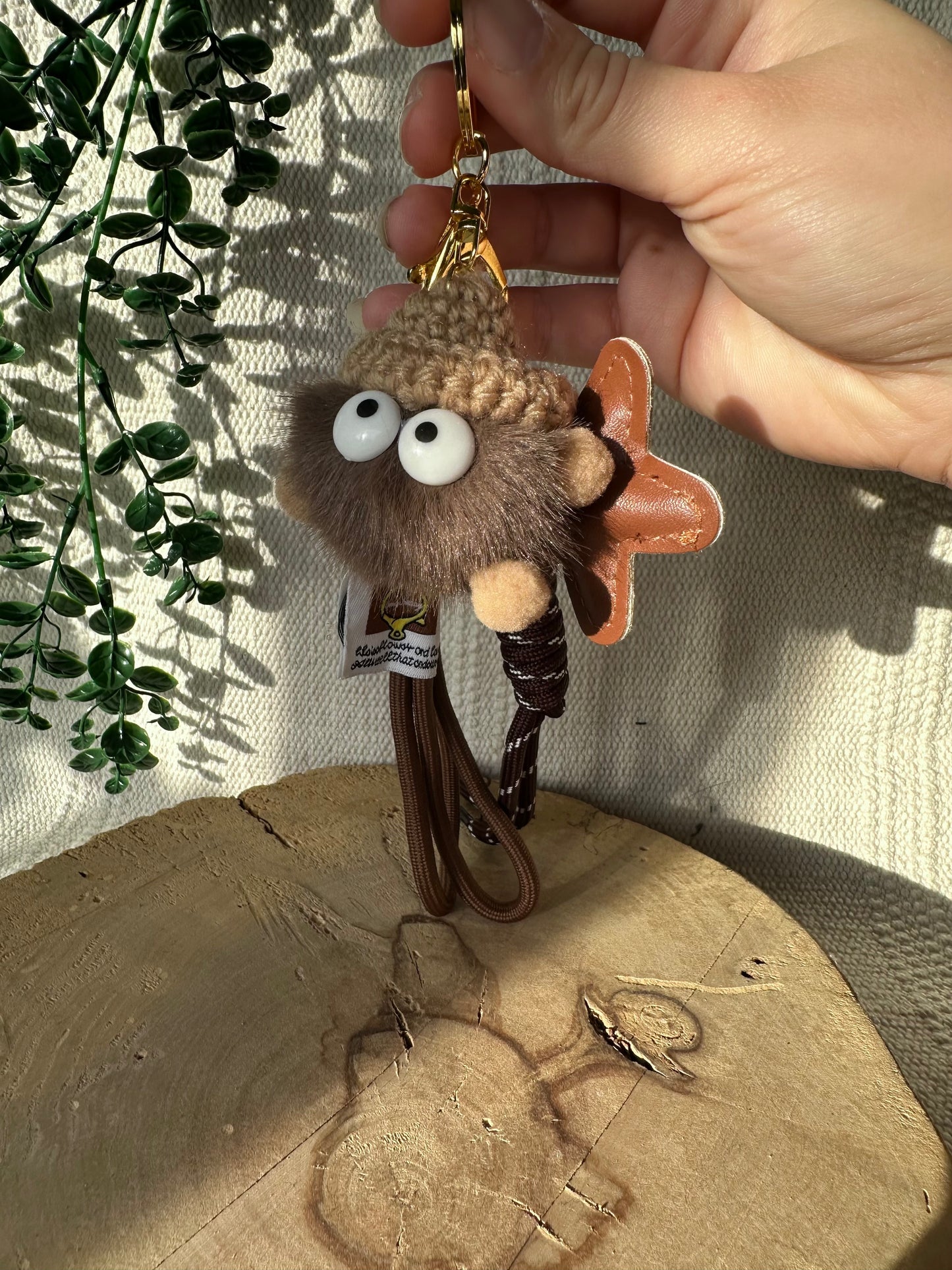 Braunes Knäul mit Stern - Schlüsselanhänger