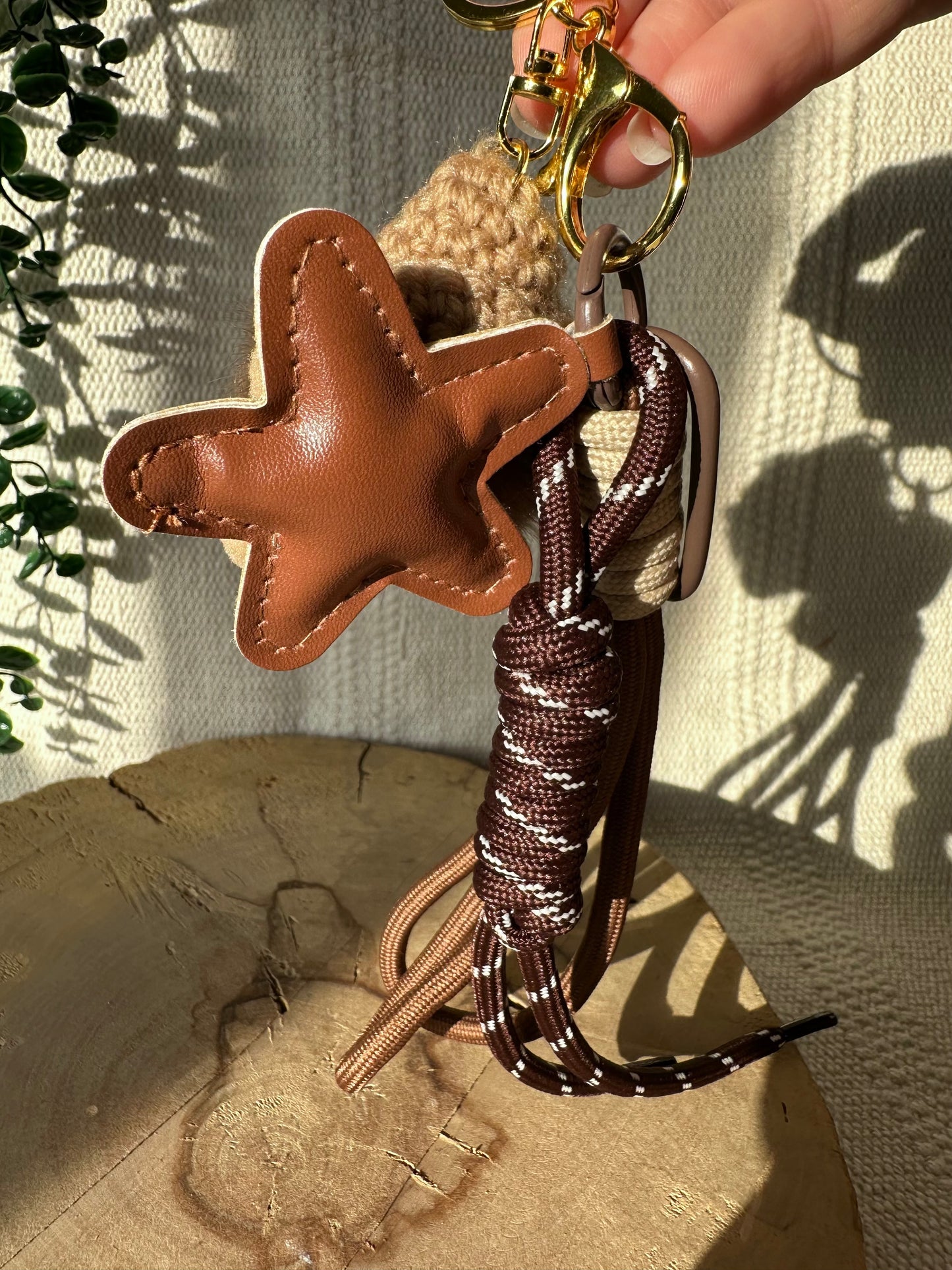 Braunes Knäul mit Stern - Schlüsselanhänger
