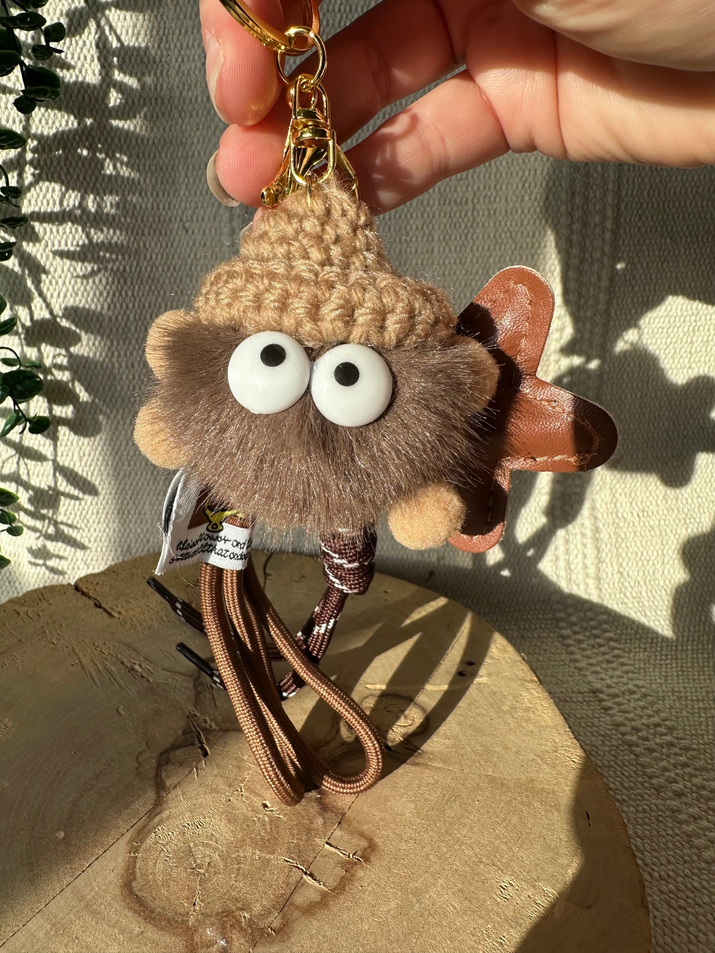 Braunes Knäul mit Stern - Schlüsselanhänger